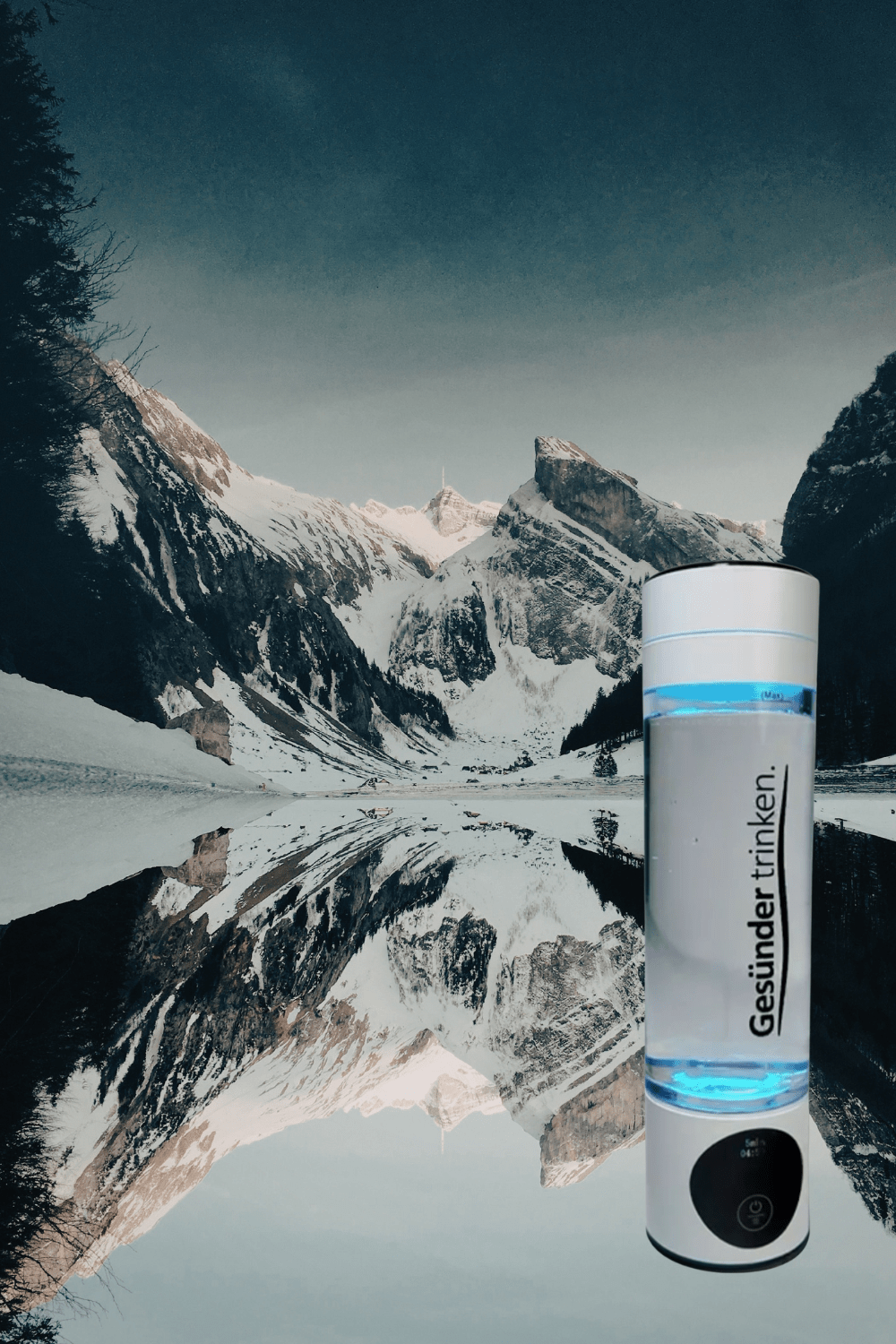 Wasserstoff-Wasserflasche vor einer klaren Bergkulisse mit Spiegelung im See - Ganzheitliche Gesundheit.